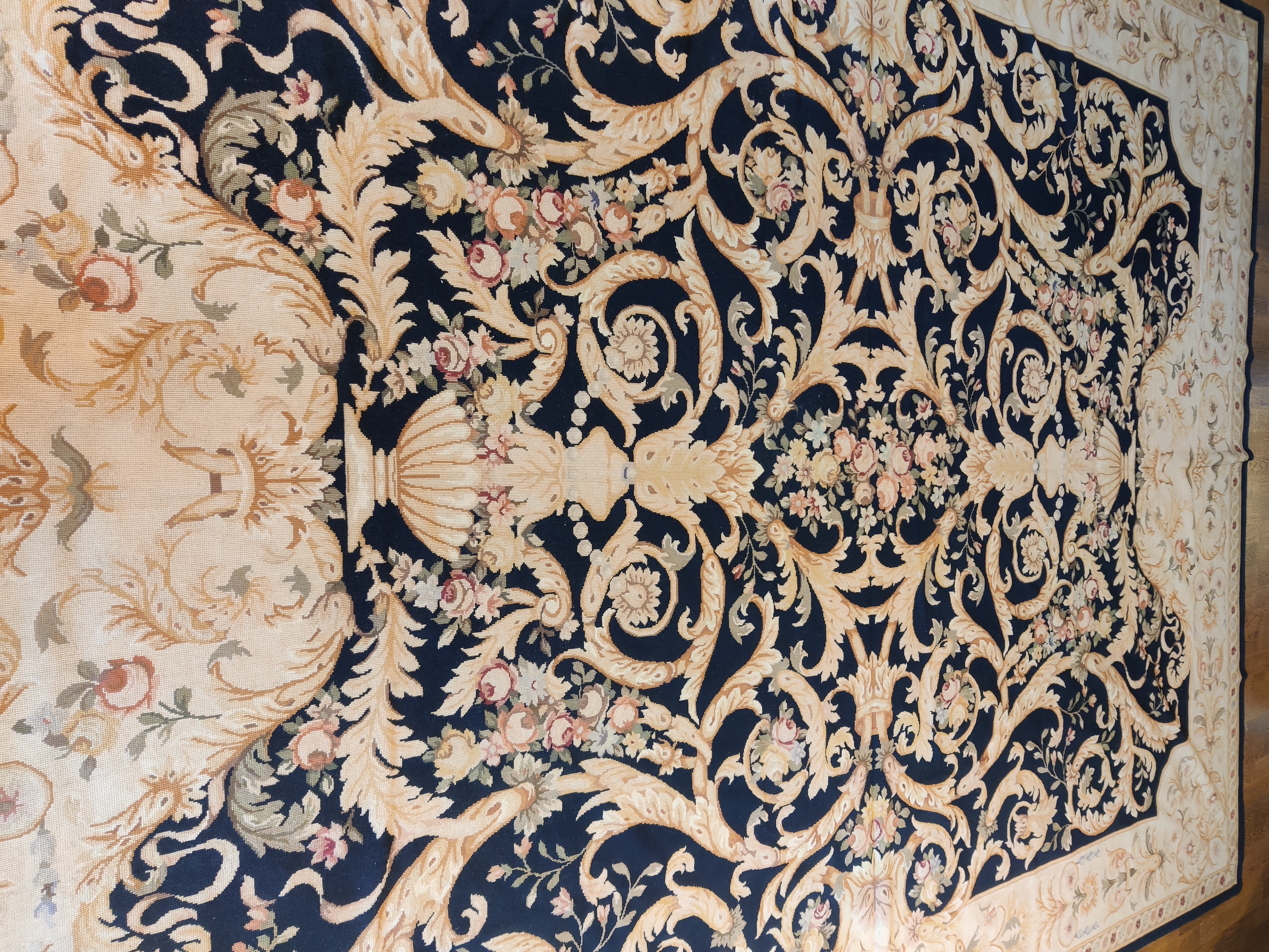 Перейти в католог антикварных ковров