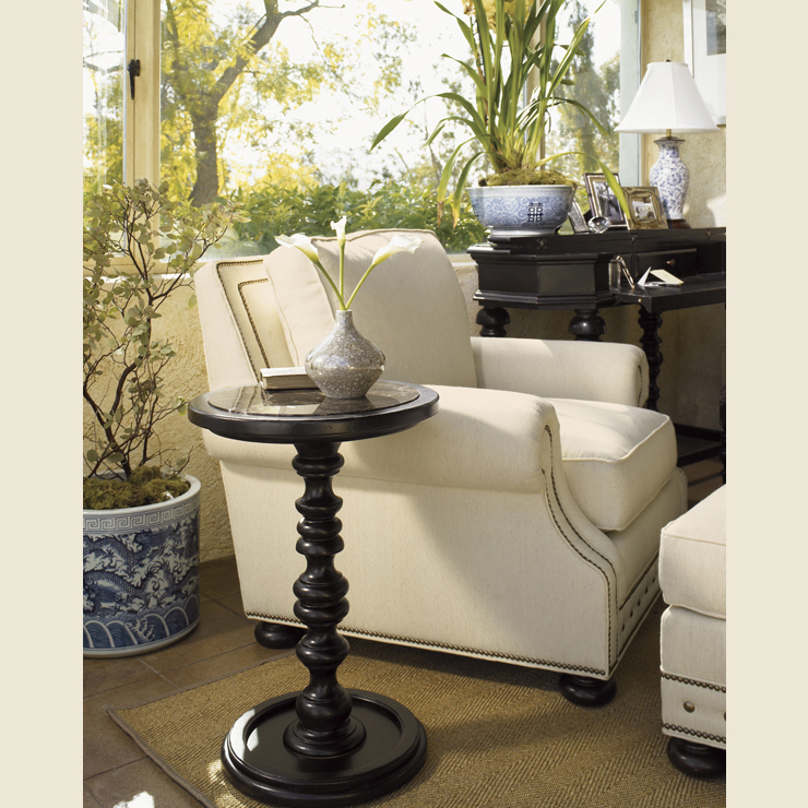 Фото Кресло обитое - стиль Колониальный - Для гостиной - удобное кресло производства США - Lexington - Kingstown - Купить в Интернет-магазине Фото Кресло обитое - стиль Колониальный - Для гостиной - удобное кресло производства США - Lexington - Kingstown - Купить в Интернет-магазине