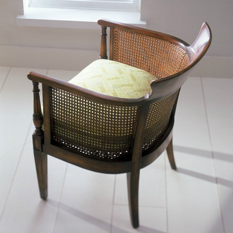 Фото Кресло на деревянной раме - стиль Английская классика - Для гостиной - Купить в Интернет-магазине Фото Кресло на деревянной раме - стиль Английская классика - Для гостиной - Купить в Интернет-магазине