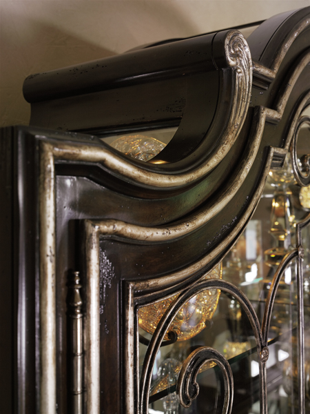 Фото Витрина широкая - стиль Флорида Дизайн - Для столовой - Со стеклянными дверями - Marge Carson - Piazza San-Marco - Купить в Интернет-магазине Фото Витрина широкая - стиль Флорида Дизайн - Для столовой - Со стеклянными дверями - Marge Carson - Piazza San-Marco - Купить в Интернет-магазине