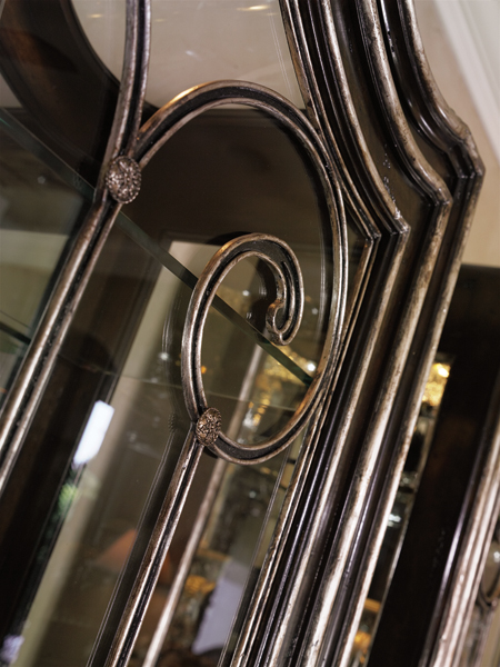 Фото Витрина широкая - стиль Флорида Дизайн - Для столовой - Со стеклянными дверями - Marge Carson - Piazza San-Marco - Купить в Интернет-магазине Фото Витрина широкая - стиль Флорида Дизайн - Для столовой - Со стеклянными дверями - Marge Carson - Piazza San-Marco - Купить в Интернет-магазине