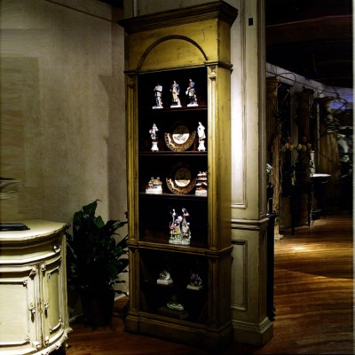 Фото Витрина узкая - стиль Роскошное шале - Для гостиной - Купить в Интернет-магазине