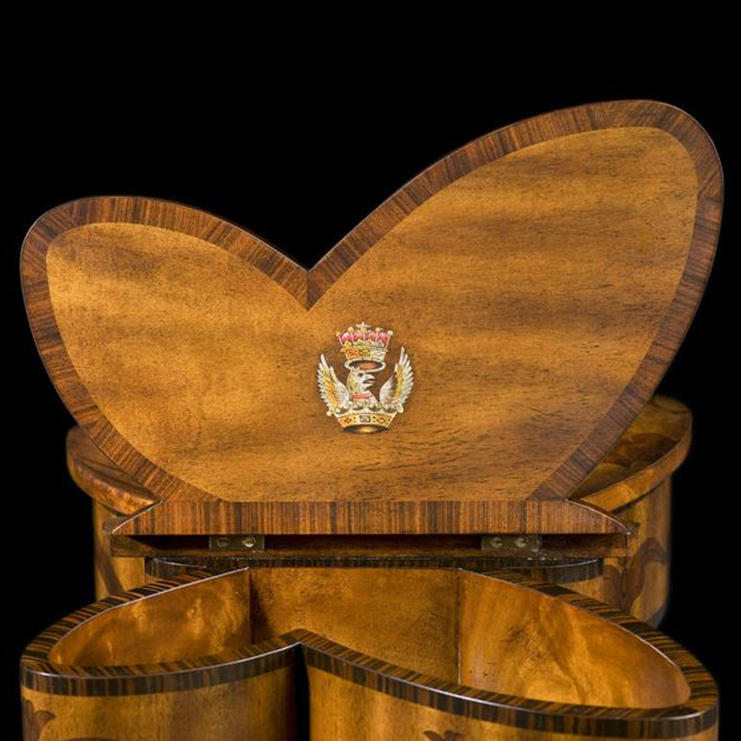 Фото Стол под лампу - стиль Английская классика - Для гостиной - Купить в Интернет-магазине