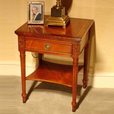 Фото Стол под лампу - стиль Английская классика - Для гостиной - Купить в Интернет-магазине
