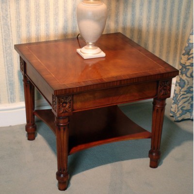 Фото Стол под лампу - стиль Английская классика - Для гостиной - Купить в Интернет-магазине