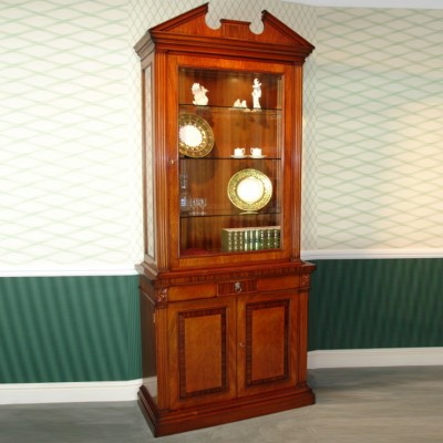 Фото Витрина узкая - стиль Английская классика - Для гостиной - Купить в Интернет-магазине