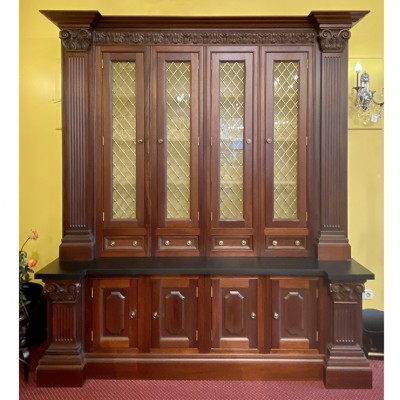 Фото Витрина широкая - стиль Английская классика - Для гостиной - Со стеклянными дверями - Clive Christian - Christian design - В наличии - Купить в Интернет-магазине