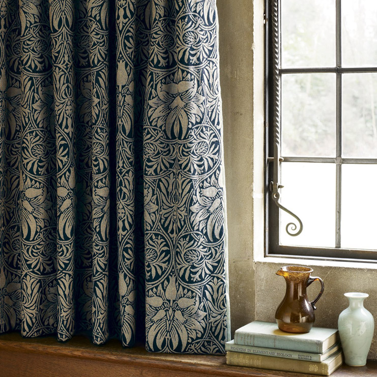 Фото Ткань портьерная с рисунком - Орнамент - стиль Английский - Малиновый - Купить в Интернет-магазине