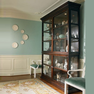 Фото Витрина широкая - стиль Современная классика - Для гостиной - Со стеклянными дверями - A&H Brass - New Traditional - Купить в Интернет-магазине