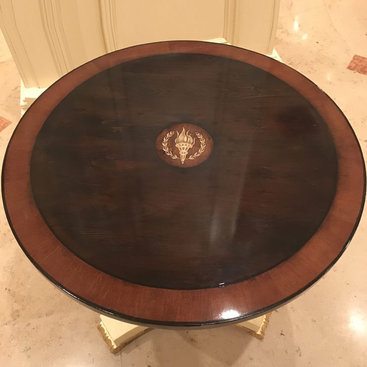 Фото Стол под лампу - стиль Английская классика - Для гостиной - Купить в Интернет-магазине