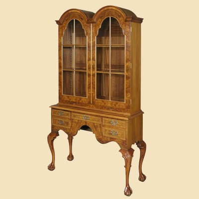 Фото Витрина узкая - стиль Английская классика - Для гостиной - Купить в Интернет-магазине