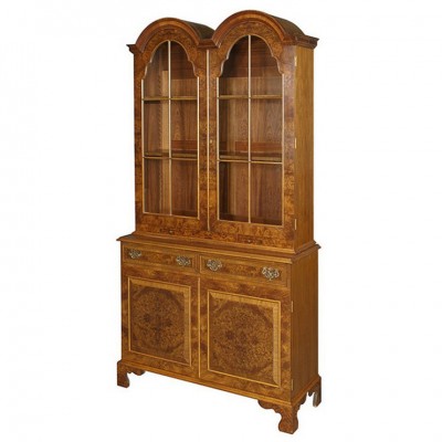 Фото Витрина узкая - стиль Английская классика - Для гостиной - Купить в Интернет-магазине