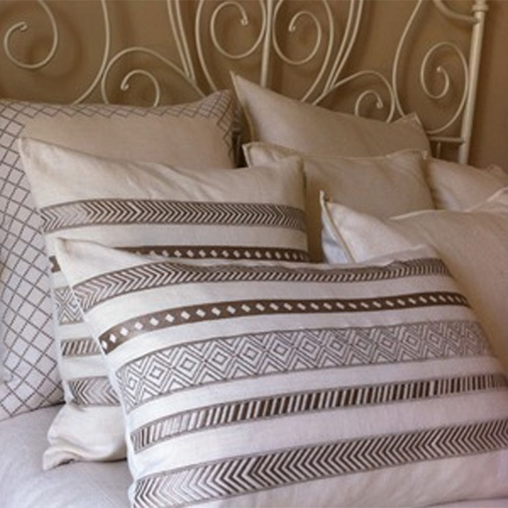 Фото Подушка декоративная - стиль Английский - Белая - Купить в Интернет-магазине Фото Подушка декоративная - стиль Английский - Белая - Купить в Интернет-магазине