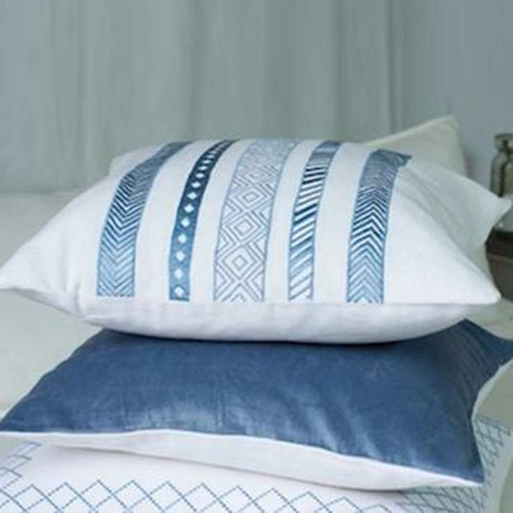 Фото Подушка декоративная - стиль Английский - Белая - Купить в Интернет-магазине