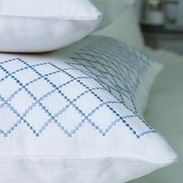 Фото Подушка декоративная - стиль Английский - Белая - Купить в Интернет-магазине Фото Подушка декоративная - стиль Английский - Белая - Купить в Интернет-магазине