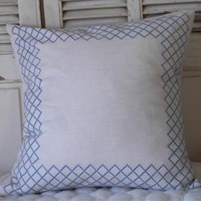 Фото Подушка декоративная - стиль Английский - Белая - Купить в Интернет-магазине