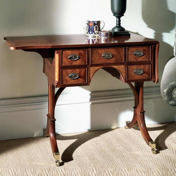 Фото Стол под лампу - стиль Английская классика - Для гостиной - Купить в Интернет-магазине