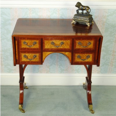 Фото Стол под лампу - стиль Английская классика - Для гостиной - Купить в Интернет-магазине