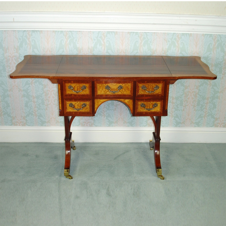 Фото Стол под лампу - стиль Английская классика - Для гостиной - Купить в Интернет-магазине