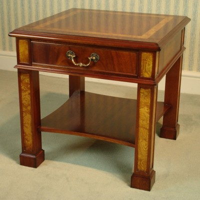 Фото Стол под лампу - стиль Английская классика - Для гостиной - Купить в Интернет-магазине