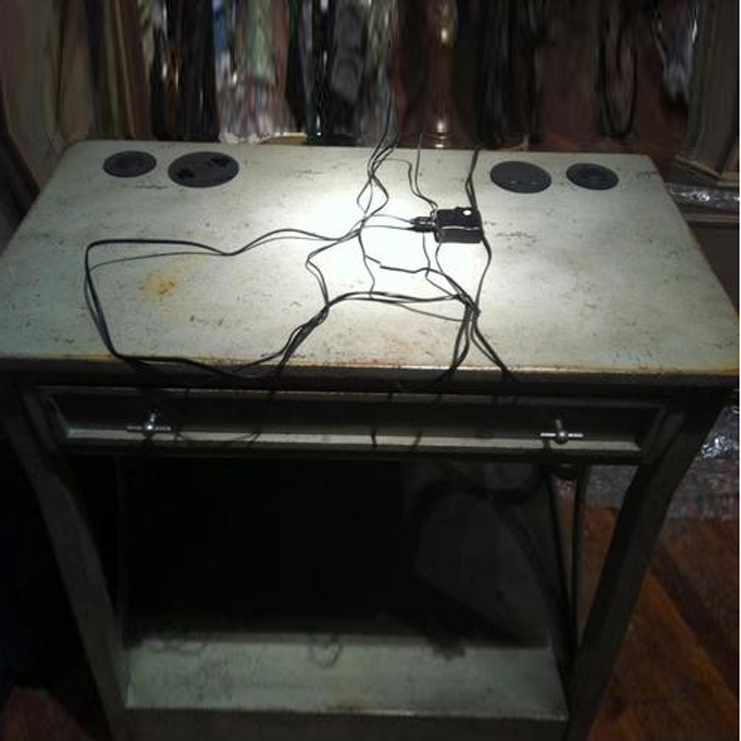 Фото Стол под лампу - стиль Роскошное шале - Для спальни - Купить в Интернет-магазине Фото Стол под лампу - стиль Роскошное шале - Для спальни - Купить в Интернет-магазине