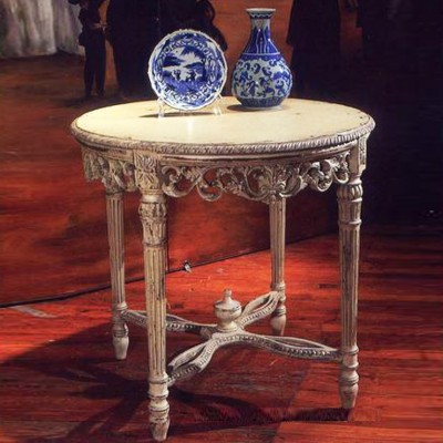 Фото Стол под лампу - стиль Роскошное шале - Для гостиной - Купить в Интернет-магазине