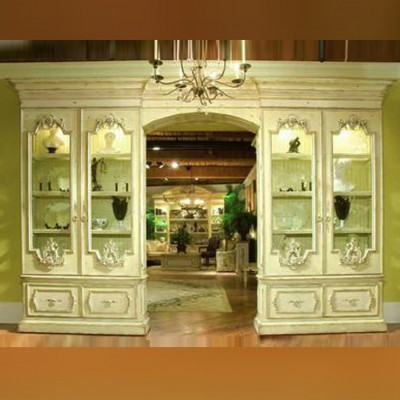 Фото Витрина широкая - стиль Роскошное шале - Для гостиной - Со стеклянными дверями - Habersham - Great Estates - Купить в Интернет-магазине