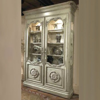 Фото Витрина широкая - стиль Роскошное шале - Для гостиной - Со стеклянными дверями - Habersham - Great Estates - Купить в Интернет-магазине