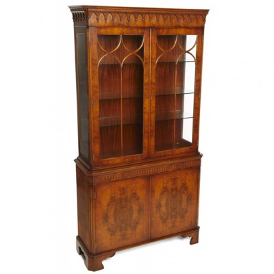 Фото Витрина узкая - стиль Английская классика - Для гостиной - Купить в Интернет-магазине