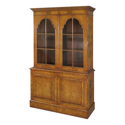 Фото Витрина широкая - стиль Английская классика - Для гостиной - Со стеклянными дверями - Bevan Funnell - Buckingham - Купить в Интернет-магазине