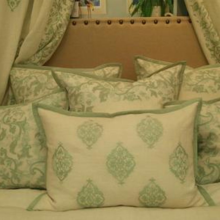 Фото Подушка декоративная - стиль Английский - Белая - Купить в Интернет-магазине