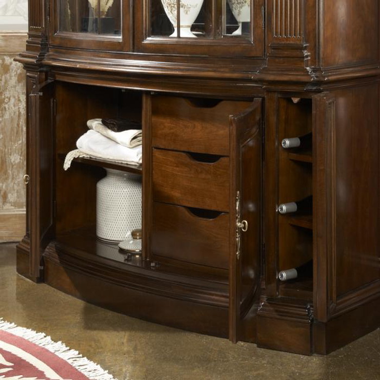 Фото Витрина широкая - стиль Американская классика - Для гостиной - Со стеклянными дверями - English Interiors - American Cherry - В наличии - Купить в Интернет-магазине Фото Витрина широкая - стиль Американская классика - Для гостиной - Со стеклянными дверями - English Interiors - American Cherry - В наличии - Купить в Интернет-магазине