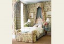 Спальня с балдахином и клетчатыми шторами